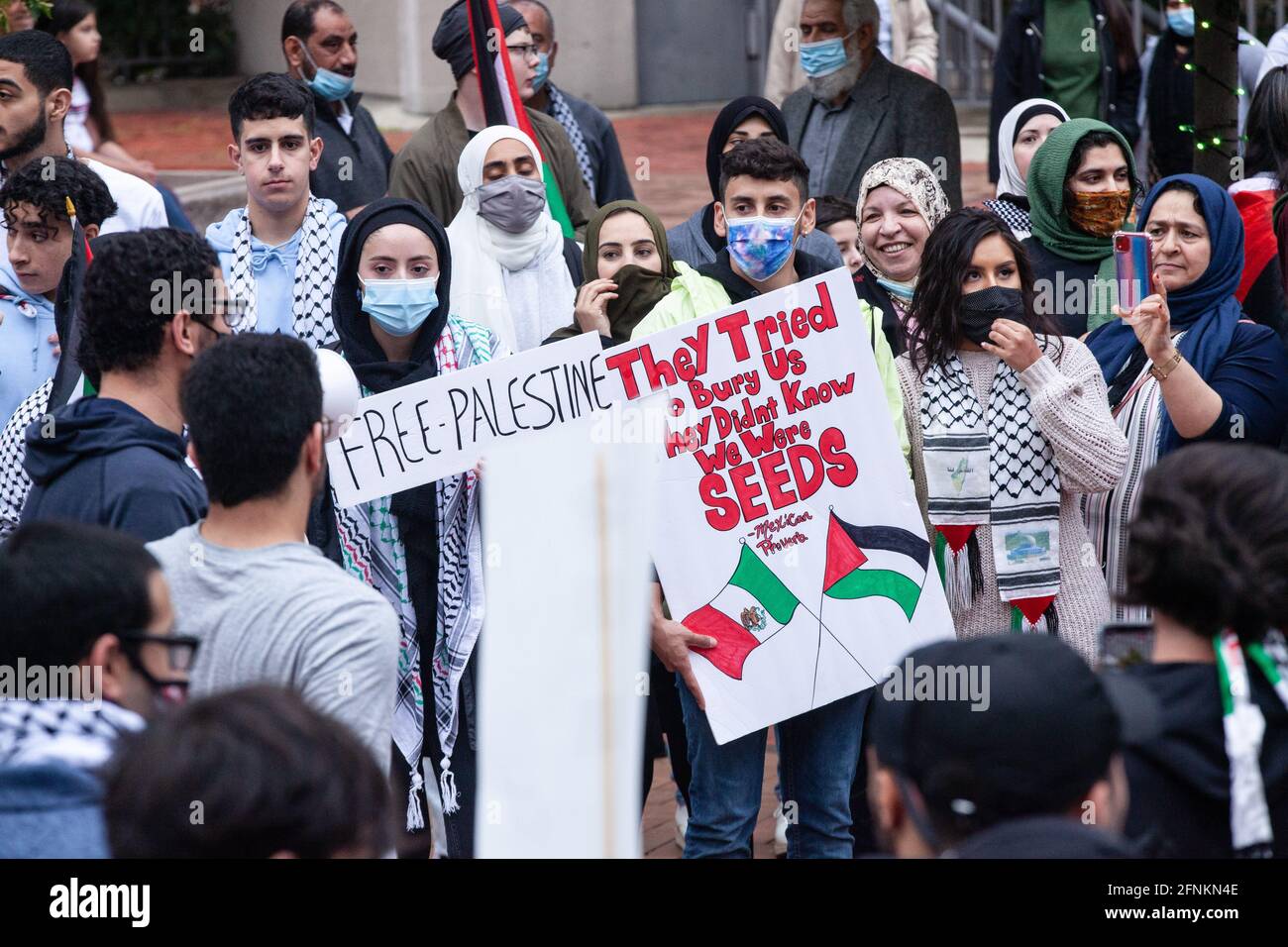 Dayton, Usa. Mai 2021. Demonstranten aus dem freien Palästina versammeln sich vor dem alten Gerichtsgebäude in Dayton, um gegen die israelische Besatzung Palästinas zu protestieren. Demonstranten treffen sich auf dem Courthouse Square in Dayton, Ohio, um sich zu versammeln und gegen den israelischen Luftangriff auf Gaza und die Besetzung Palästinas zu marschieren. Nach Angaben des von der Hamas geführten Gesundheitsministeriums beträgt die Gesamtzahl der Todesopfer rund 200, darunter 59 Kinder und 35 Frauen, wobei mindestens 1,305 verletzt wurden. Kredit: SOPA Images Limited/Alamy Live Nachrichten Stockfoto