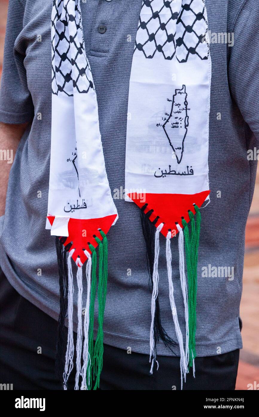 Dayton, Usa. Mai 2021. Ein Demonstrator trägt eine Decke mit einem Umriss der ursprünglichen palästinensischen Länder während eines Protestes gegen die israelische Besatzung. Demonstranten treffen sich auf dem Courthouse Square in Dayton, Ohio, um sich zu versammeln und gegen den israelischen Luftangriff auf Gaza und die Besetzung Palästinas zu marschieren. Nach Angaben des von der Hamas geführten Gesundheitsministeriums beträgt die Gesamtzahl der Todesopfer rund 200, darunter 59 Kinder und 35 Frauen, wobei mindestens 1,305 verletzt wurden. Kredit: SOPA Images Limited/Alamy Live Nachrichten Stockfoto
