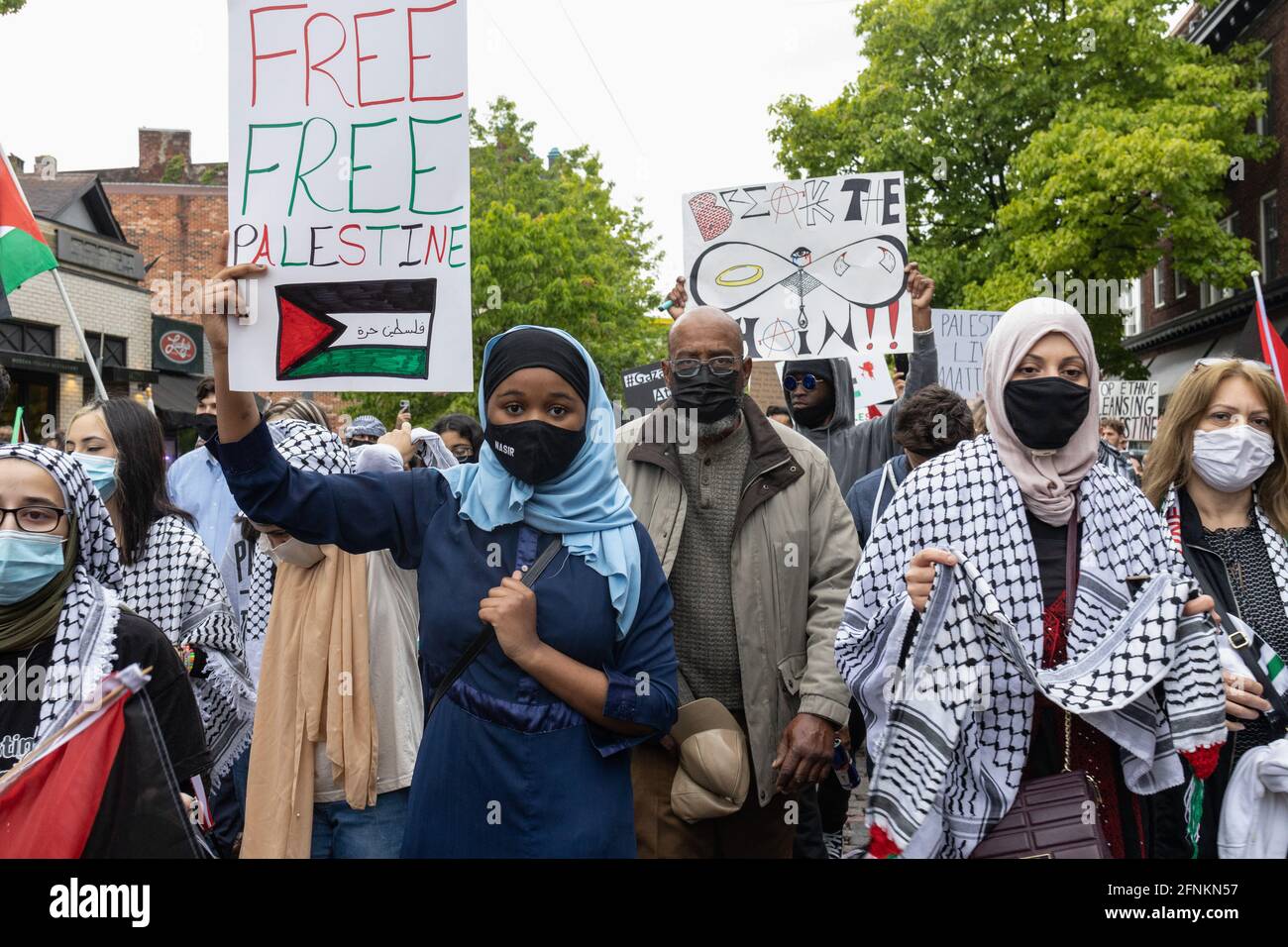 Dayton, Usa. Mai 2021. Demonstranten halten Schilder und protestieren gegen die israelische Besatzung Palästinas. Demonstranten treffen sich auf dem Courthouse Square in Dayton, Ohio, um sich zu versammeln und gegen den israelischen Luftangriff auf Gaza und die Besetzung Palästinas zu marschieren. Nach Angaben des von der Hamas geführten Gesundheitsministeriums beträgt die Gesamtzahl der Todesopfer rund 200, darunter 59 Kinder und 35 Frauen, wobei mindestens 1,305 verletzt wurden. Kredit: SOPA Images Limited/Alamy Live Nachrichten Stockfoto