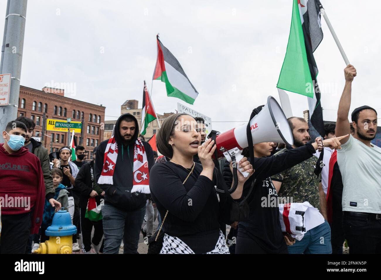 Dayton, Usa. Mai 2021. Protestorganisator führt Gesänge gegen die israelische Besatzung Palästinas an. Demonstranten treffen sich auf dem Courthouse Square in Dayton, Ohio, um sich zu versammeln und gegen den israelischen Luftangriff auf Gaza und die Besetzung Palästinas zu marschieren. Nach Angaben des von der Hamas geführten Gesundheitsministeriums beträgt die Gesamtzahl der Todesopfer rund 200, darunter 59 Kinder und 35 Frauen, wobei mindestens 1,305 verletzt wurden. Kredit: SOPA Images Limited/Alamy Live Nachrichten Stockfoto