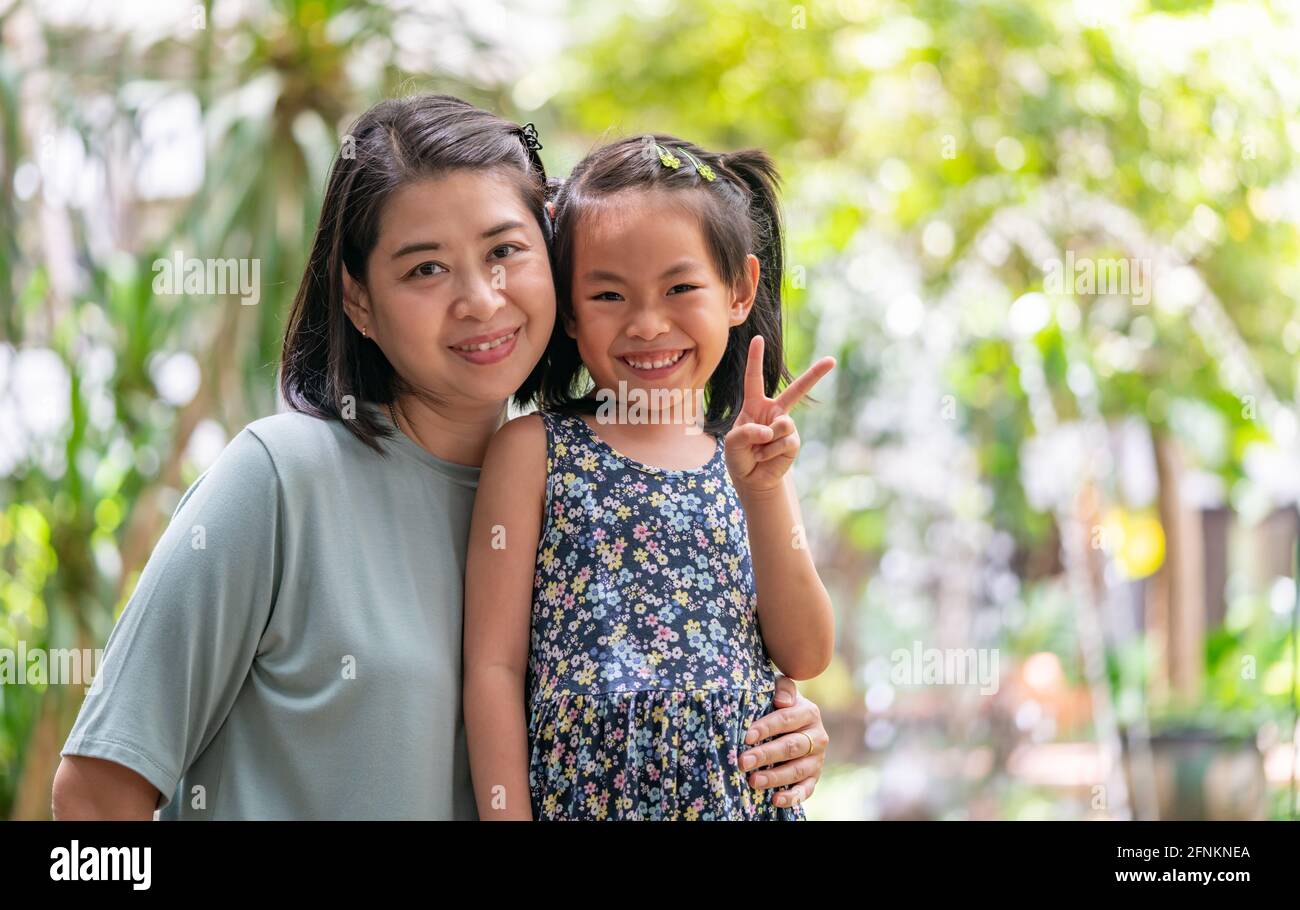 Porträt einer asiatischen Mutter und Tochter im glücklichen Moment im Urlaub. Stockfoto