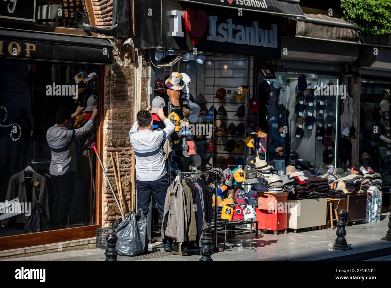 Istanbul, Türkei. Mai 2021. Mit der Entfernung der 17-tägigen Schließung wurde ein Mann gesehen, wie er sein Geschäft in Eminonu eröffnete. Im Rahmen der Covid-19-Maßnahmen hat die schrittweise Normalisierung mit dem Rückgang der Zahl der Fälle nach 17 Tagen Schließung in der gesamten Türkei begonnen. Kredit: SOPA Images Limited/Alamy Live Nachrichten Stockfoto