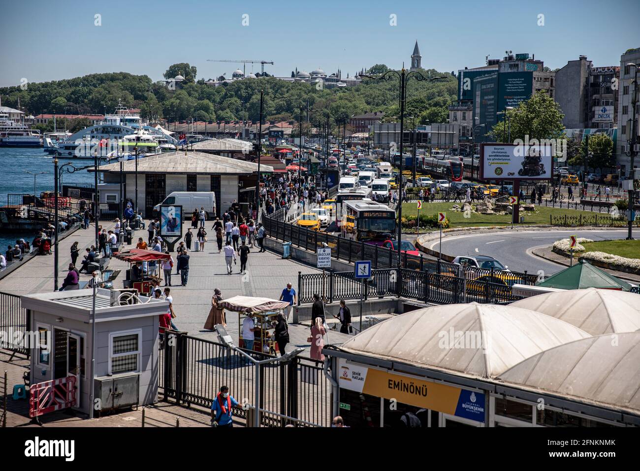 Istanbul, Türkei. Mai 2021. Die Intensität wurde am ersten Tag der Normalisierung im Istanbuler Stadtteil Eminonu beobachtet. Im Rahmen der Covid-19-Maßnahmen hat die schrittweise Normalisierung mit dem Rückgang der Zahl der Fälle nach 17 Tagen Schließung in der gesamten Türkei begonnen. Kredit: SOPA Images Limited/Alamy Live Nachrichten Stockfoto