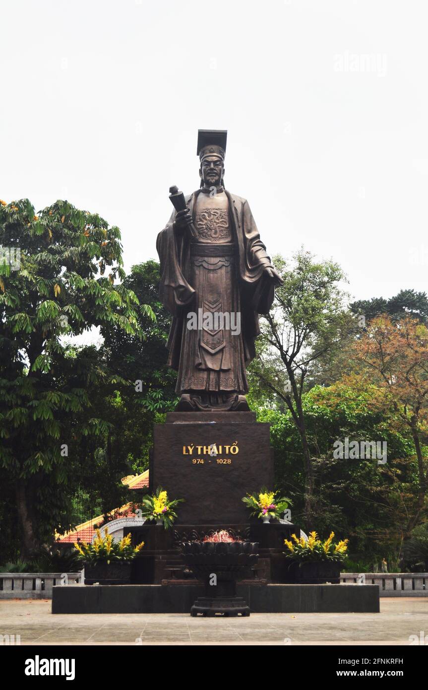 Große Bronze Kaiser Ly Thai zu der Ly Dynastie Von Vietnam in Indira Gandhi Park für vietnamesische ausländische Reisende Reise Besuch auf lang Ha Straße bei Stockfoto