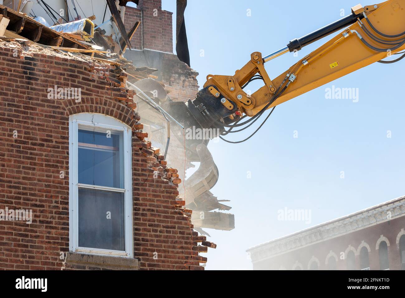 Das 1873 erbaute ehemalige Polizeidezernat in Burlington, Iowa, wird von Entwicklern eines neuen Projekts abgerissen. Stockfoto