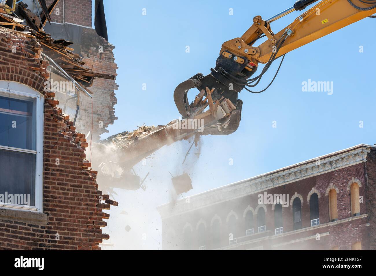 Das 1873 erbaute ehemalige Polizeidezernat in Burlington, Iowa, wird von Entwicklern eines neuen Projekts abgerissen. Stockfoto