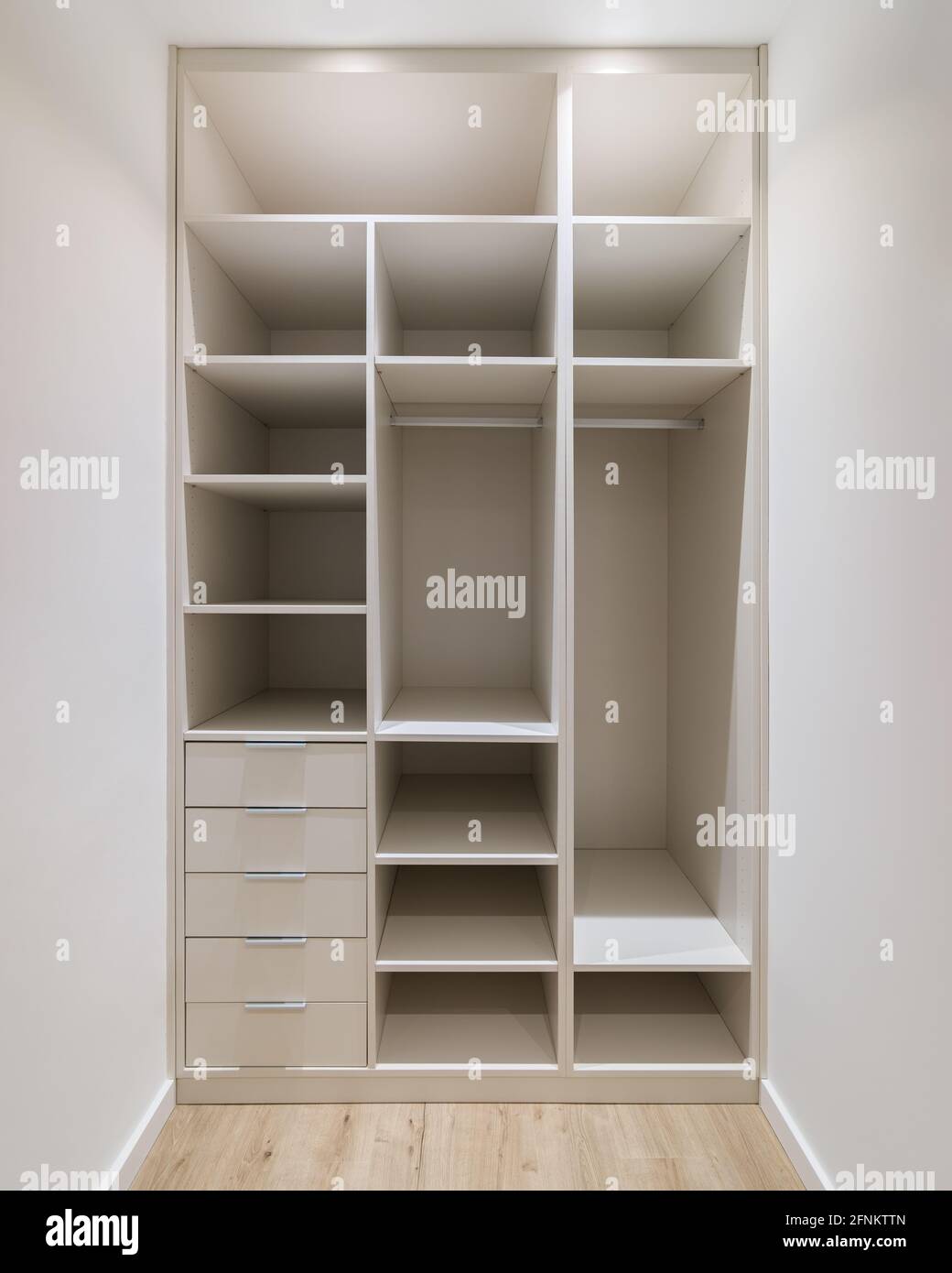 Neue Einbaumöbel in einem kleinen Ankleidezimmer. Moderner Abstellraum mit  Kleiderschrank, vielen Regalen und Schubladen Stockfotografie - Alamy
