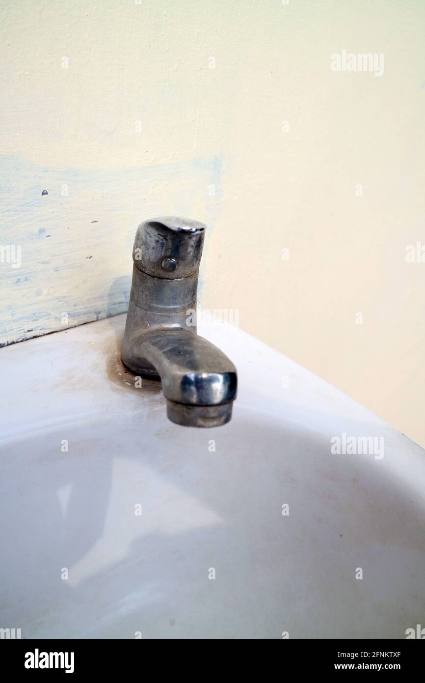 Der Wasserhahn im Waschbecken ist chromfarbenes Foto Stockfoto