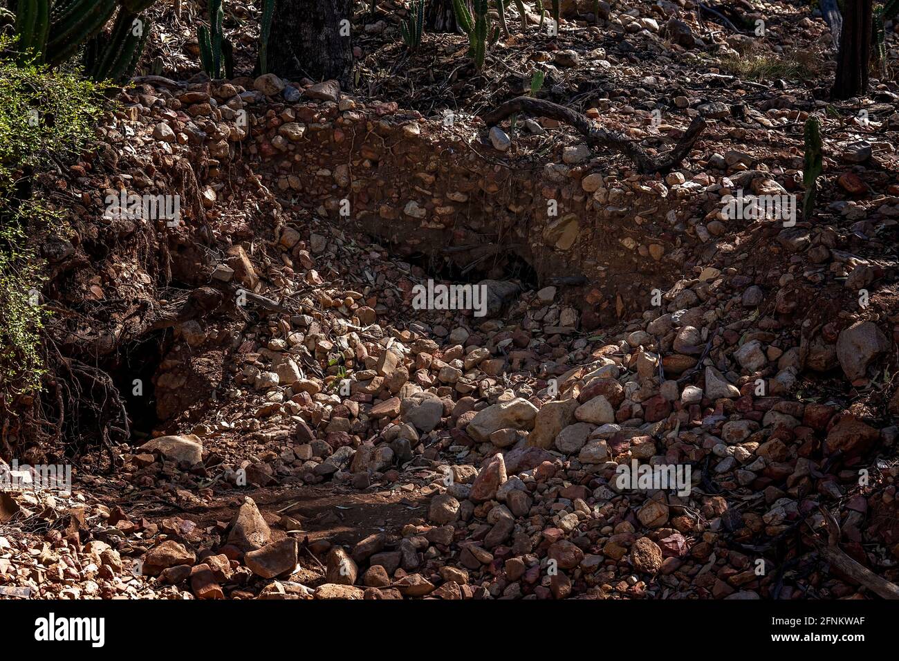 Verlassene Loch voller Felsen auf Saphir-Fossicking-Feld Stockfoto