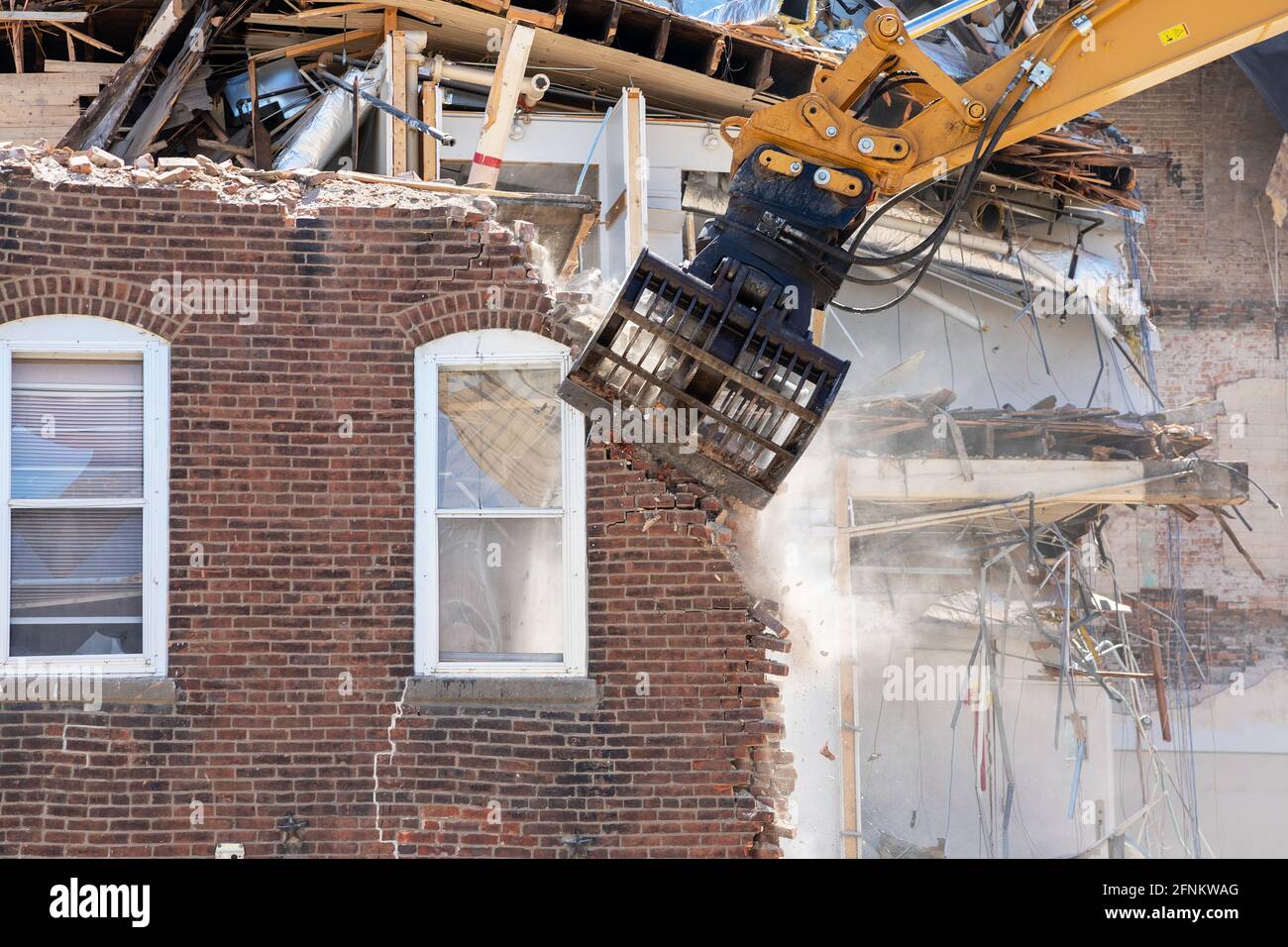 Das 1873 erbaute ehemalige Polizeidezernat in Burlington, Iowa, wird von Entwicklern eines neuen Projekts abgerissen. Stockfoto