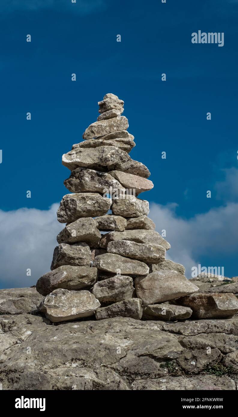 Nahaufnahme von Cairn, steinerne Pyramide, touristisches Erinnerungszeichen auf Bergweg, erbaut auf Stein von Bismantova, Emilia und Romagna Region, Italien. Stockfoto