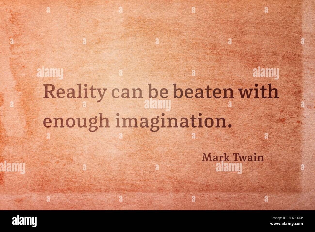 Die Realität lässt sich mit genügend Phantasie schlagen - berühmt amerikanisch Das Zitat des Schriftstellers Mark Twain wurde auf Vintage-Grunge-Papier gedruckt Stockfoto