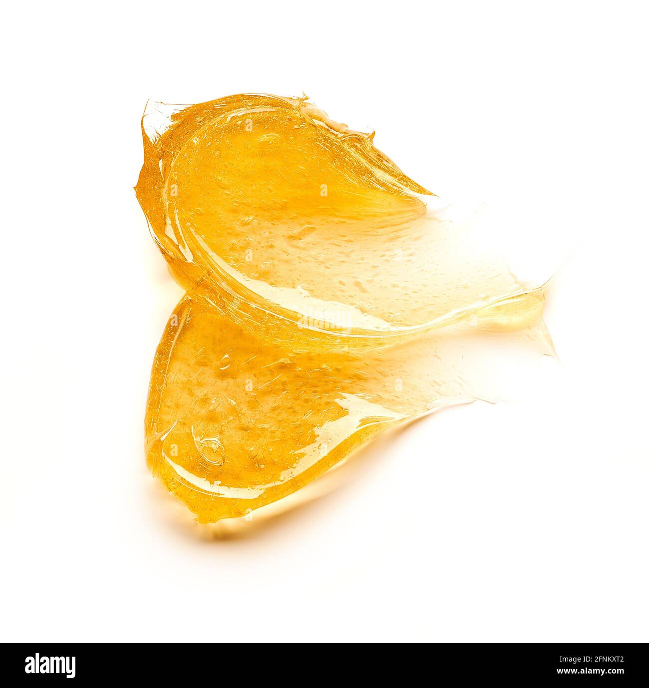 Transparenter gelber Abstrich von Gesichtscreme oder goldenem Honig isoliert auf weißem Hintergrund. Goldene cremige Textur auf weißem Hintergrund. Stockfoto