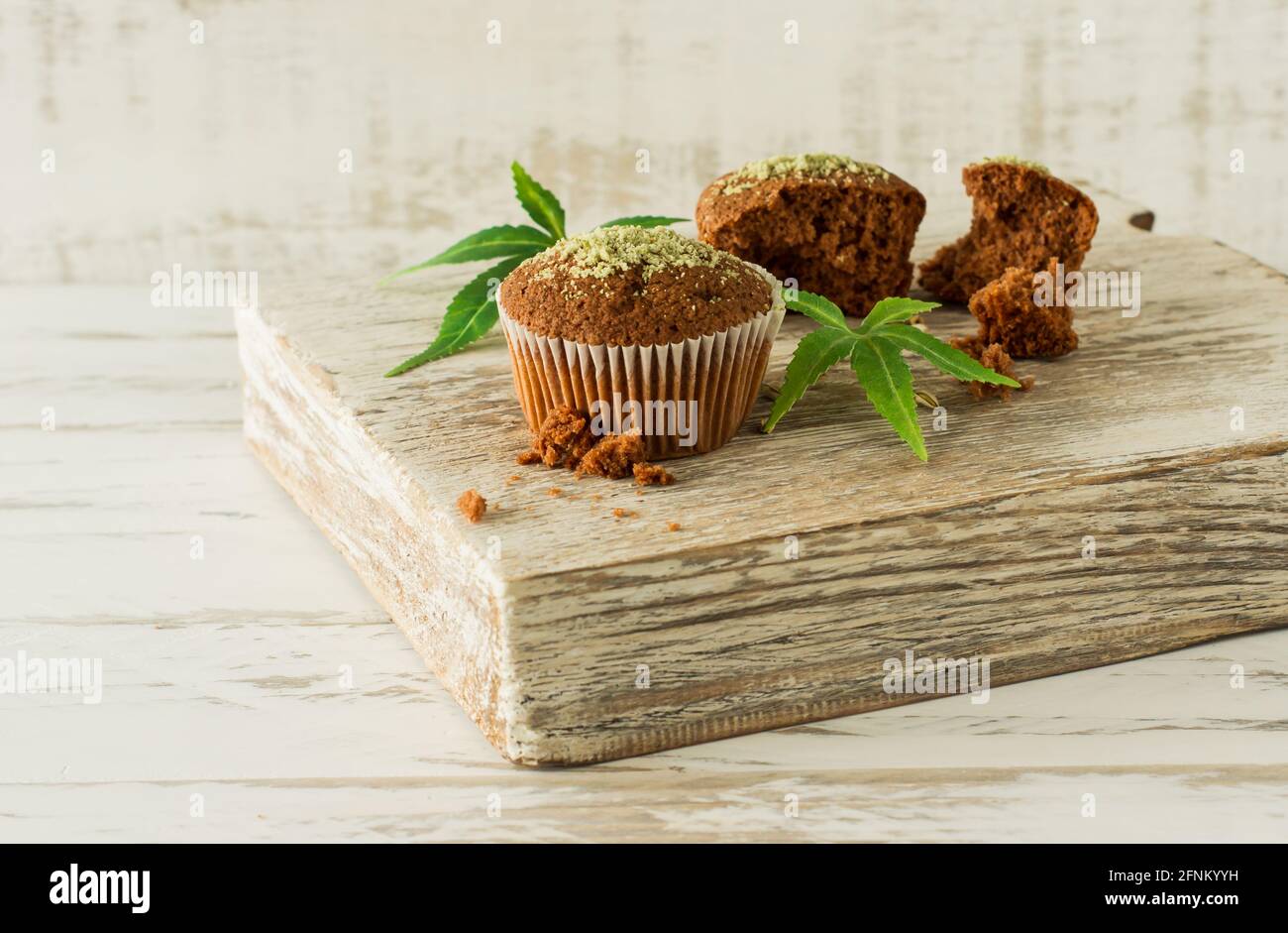Cupcake mit Marihuana. Leckere Cupcake-Muffins mit Cannabis Unkraut cbd. Medizinische Marihuana-Drogen in Lebensmitteln Dessert, Ganja Legalisierung Stockfoto