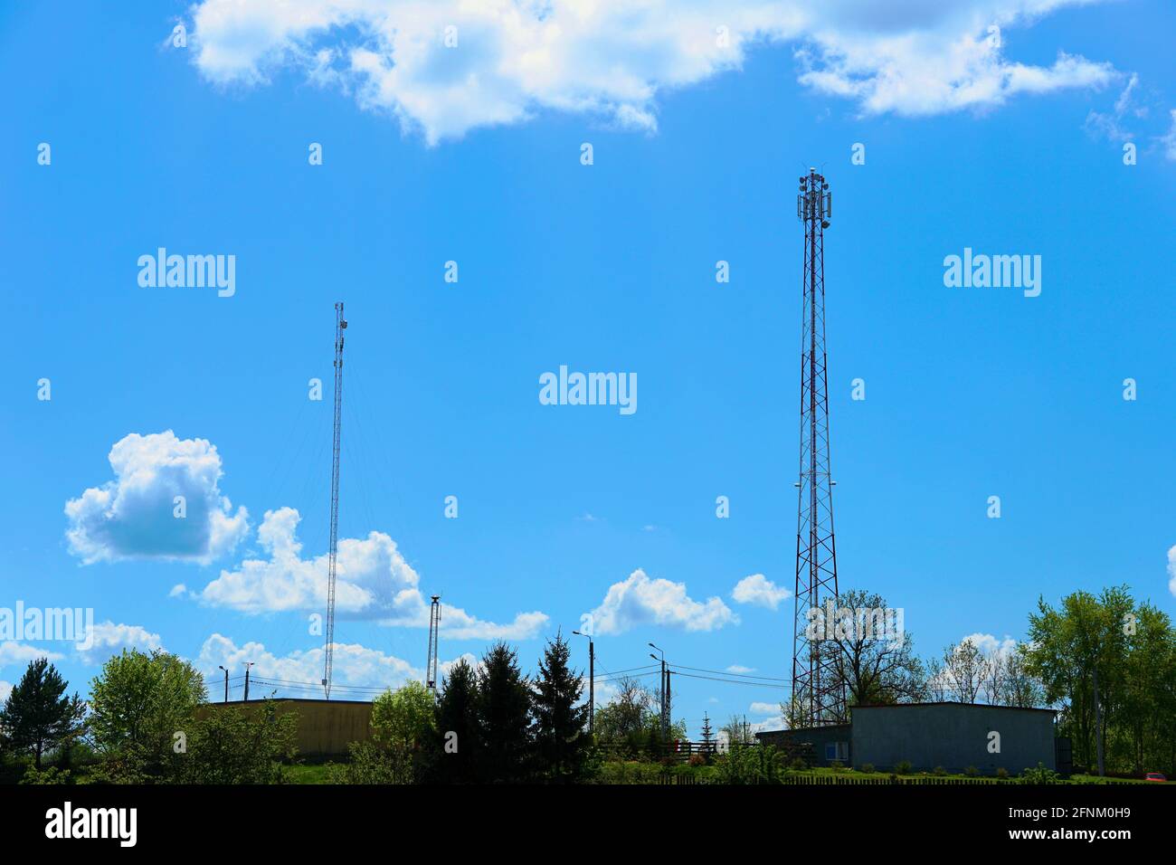 Mobile Towers Vor Dem Hintergrund Des Blauen Himmels Stockfoto