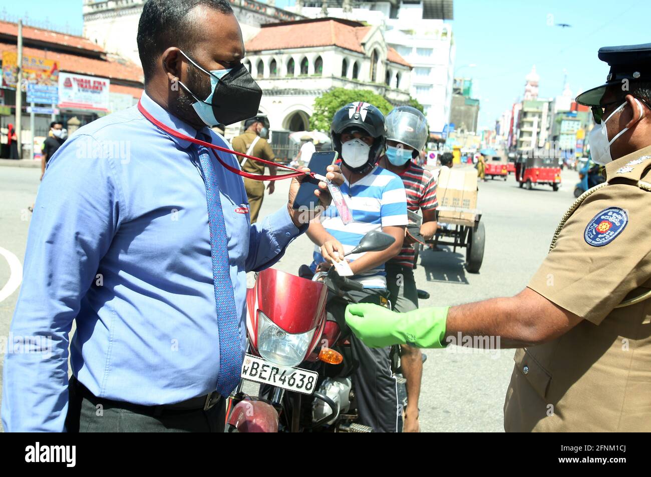 Colombo, Sri Lanka. Mai 2021. Ein Polizeibeamter überprüft Personalausweise, da die Behörden ein Ausweissystem einführen, um die Bewegung von Personen angesichts einer dritten Welle von COVID-19 in Colombo, Sri Lanka, 17. Mai 2021, zu beschränken. Quelle: Ajith Perera/Xinhua/Alamy Live News Stockfoto