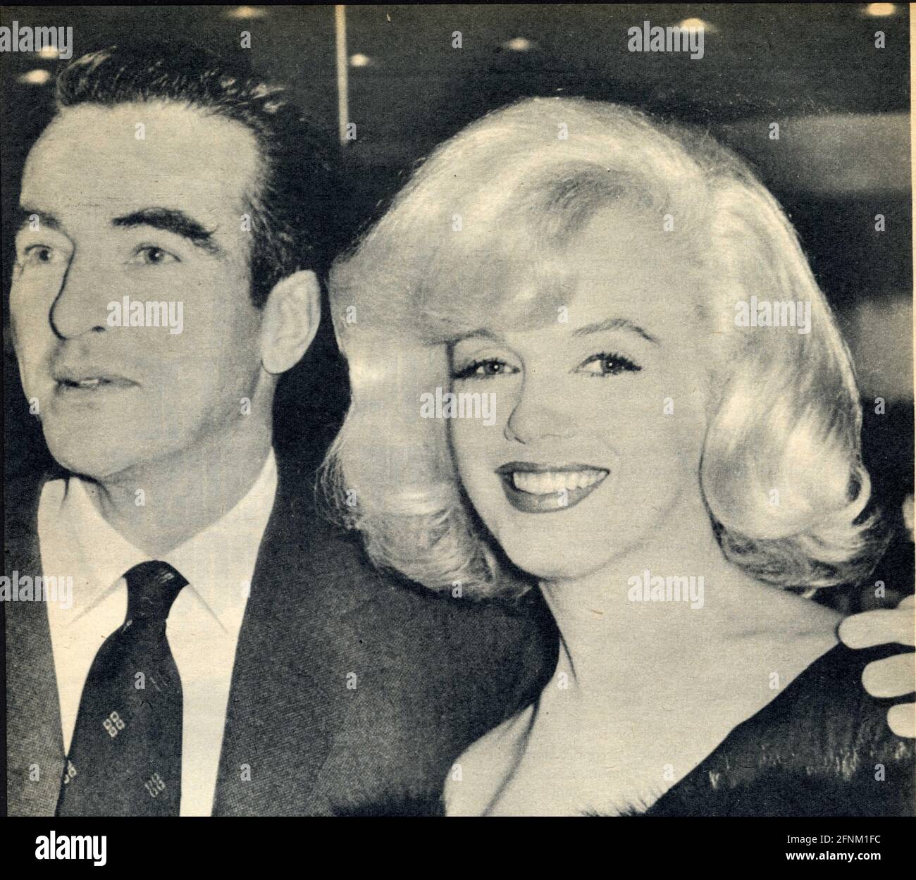 à la première des ''Ratés'' à New York, Marilyn Arrival avec le sourire avec son partenaire du Film, Montgomery Clift. 1961 Stockfoto