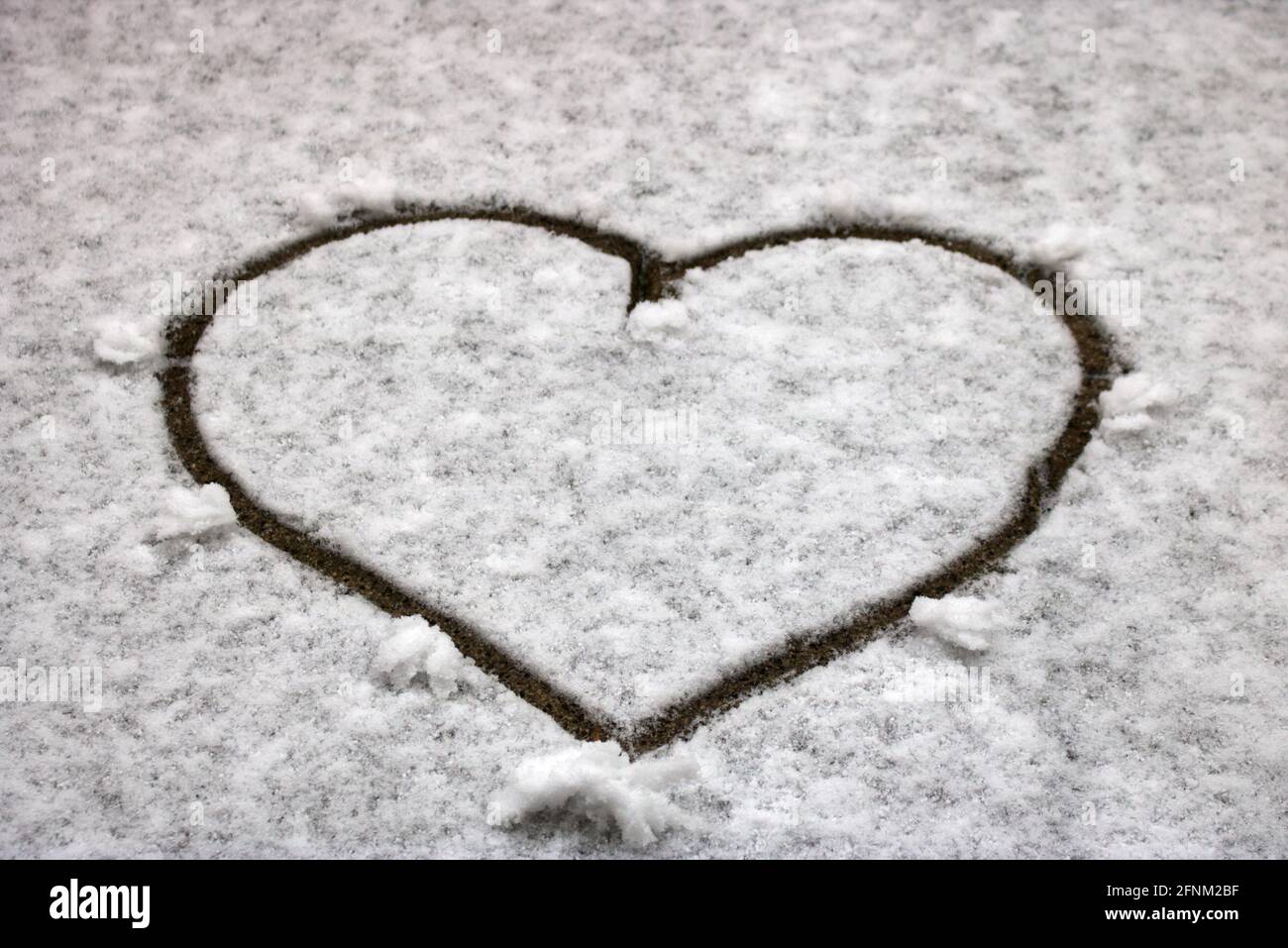Herz im Schnee gemalt Stockfoto