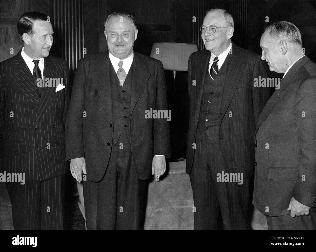 Geographie / Reisen, Österreich, Staatsvertrag 1955, amerikanischer Außenminister John F. Dulles, ZUSÄTZLICHE-RIGHTS-CLEARANCE-INFO-NOT-AVAILABLE Stockfoto