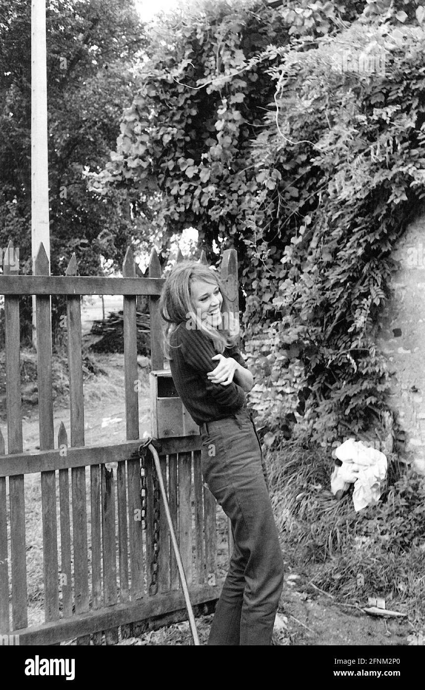 Fonda, Jane, * 21.12.1937, amerikanische Schauspielerin, halbe Länge, Am Eingang eines Nachlasses, Frankreich, 60er Jahre, ZUSÄTZLICHE-RIGHTS-CLEARANCE-INFO-NOT-AVAILABLE Stockfoto