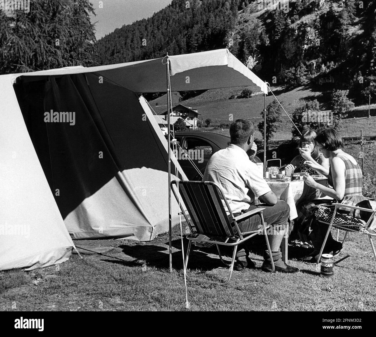 Tourismus, Camping, Camper während des Frühstücks außerhalb eines Zeltes, Groednertal, Dolomiten, um 1960, ZUSÄTZLICHE-RIGHTS-CLEARANCE-INFO-NOT-AVAILABLE Stockfoto