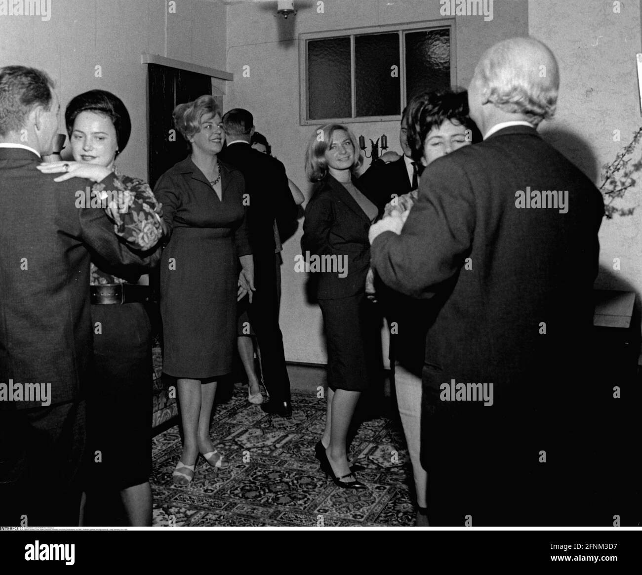 Feste, Partys, tanzende Paare auf einer Party, Deutschland, um 1960, ZUSÄTZLICHE-RIGHTS-CLEARANCE-INFO-NOT-AVAILABLE Stockfoto