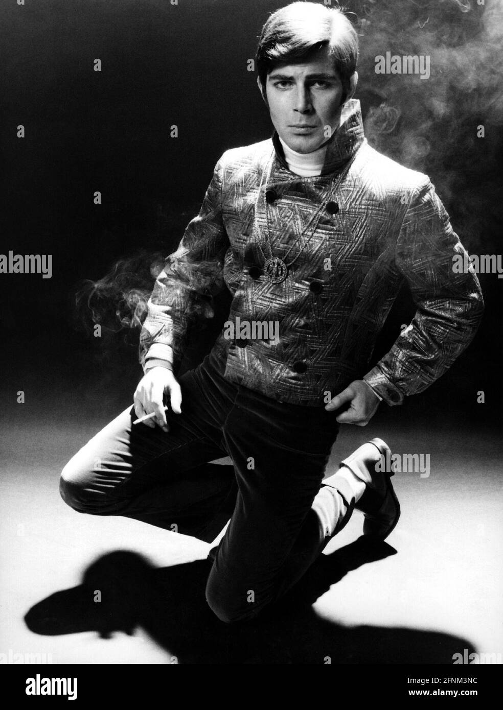 Mode, 70er Jahre, Gent's Fashion, junger Mann mit gemusterter Jacke, ZUSÄTZLICHE-RIGHTS-CLEARANCE-INFO-NOT-AVAILABLE Stockfoto