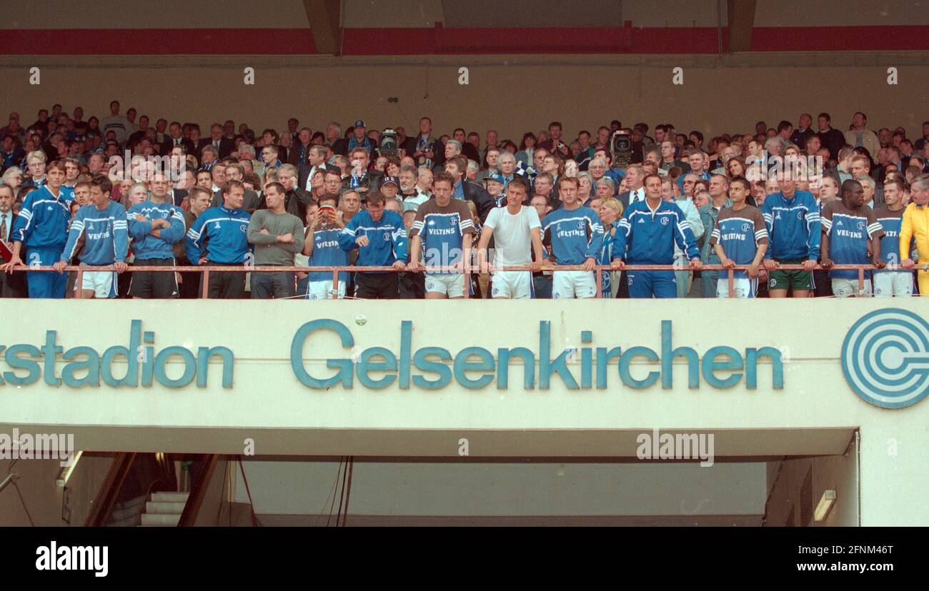 Gelsenkirchen, Deutschland. 09. März 2021. firo: 19.05.2001 Fußball: Fußball: Saison 200/2001 34. Spieltag 1. Bundesliga: FC Schalke 04 - SpVgg Unterhaching 5: 3 Vizemeister Schalke, Trauer über 4 Minuten Meisterschaft auf den Tribünen des Park Stadions, enttäuscht, enttäuscht, enttäuscht von links nach rechts :, Holger Gehrke, Nico Van Kerckhoven, Frode Grodas, Tapalovic, Andreas Moller, Radoslav Latal, Marco van Hoogdalem, Ebbe Sand, Niels Oude Kamphuis, Trainer Huub Stevens, Olaf Thon, Hajto, Gerald Asamoah, Jorg Bohme, Jurgen W. Mollemann Quelle: dpa/Alamy Live News Stockfoto