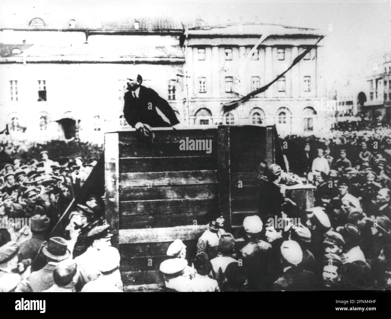 Lenin (Wladimir Iljitsch Uljanow), 22.4.1870 - 21.1.1924, russischer Politiker, halbe Länge, ZUSÄTZLICHE-RIGHTS-CLEARANCE-INFO-NOT-AVAILABLE Stockfoto