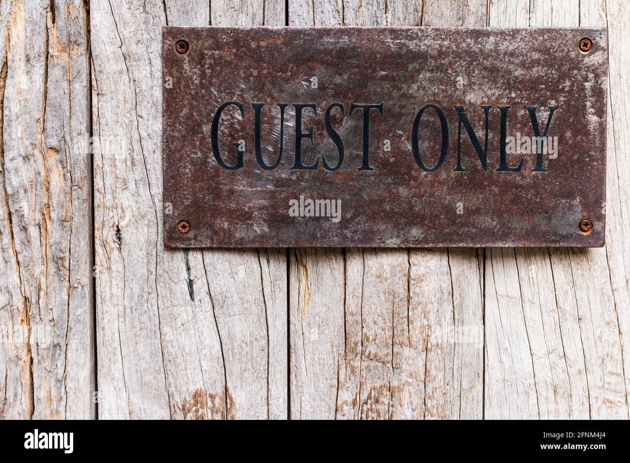 Grunge Metallplatte Gast nur mit Schrauben schwarzgeschliffen Stockfoto