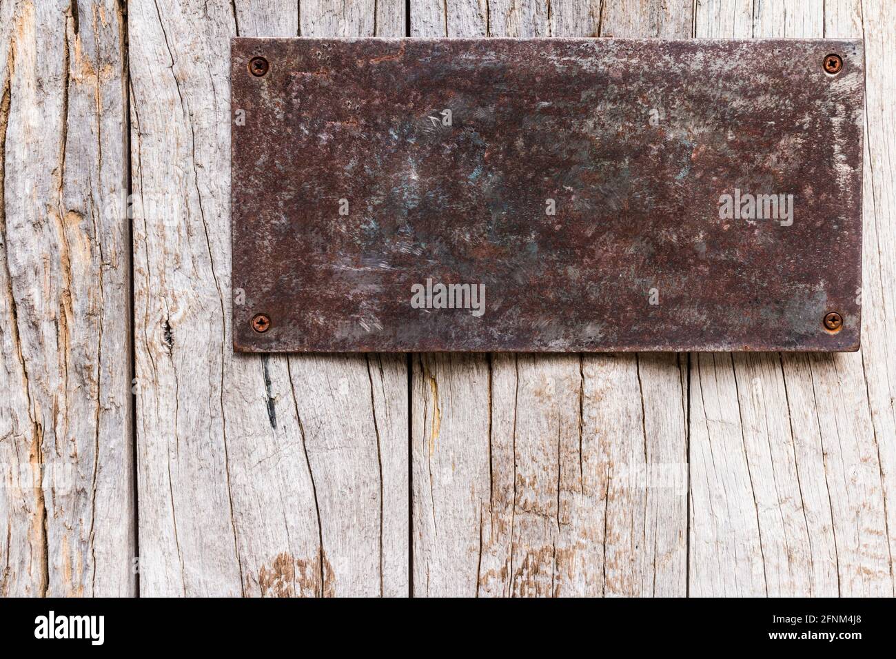 Grunge Metallplatte mit Schrauben schwarzgeschliffen Stockfoto