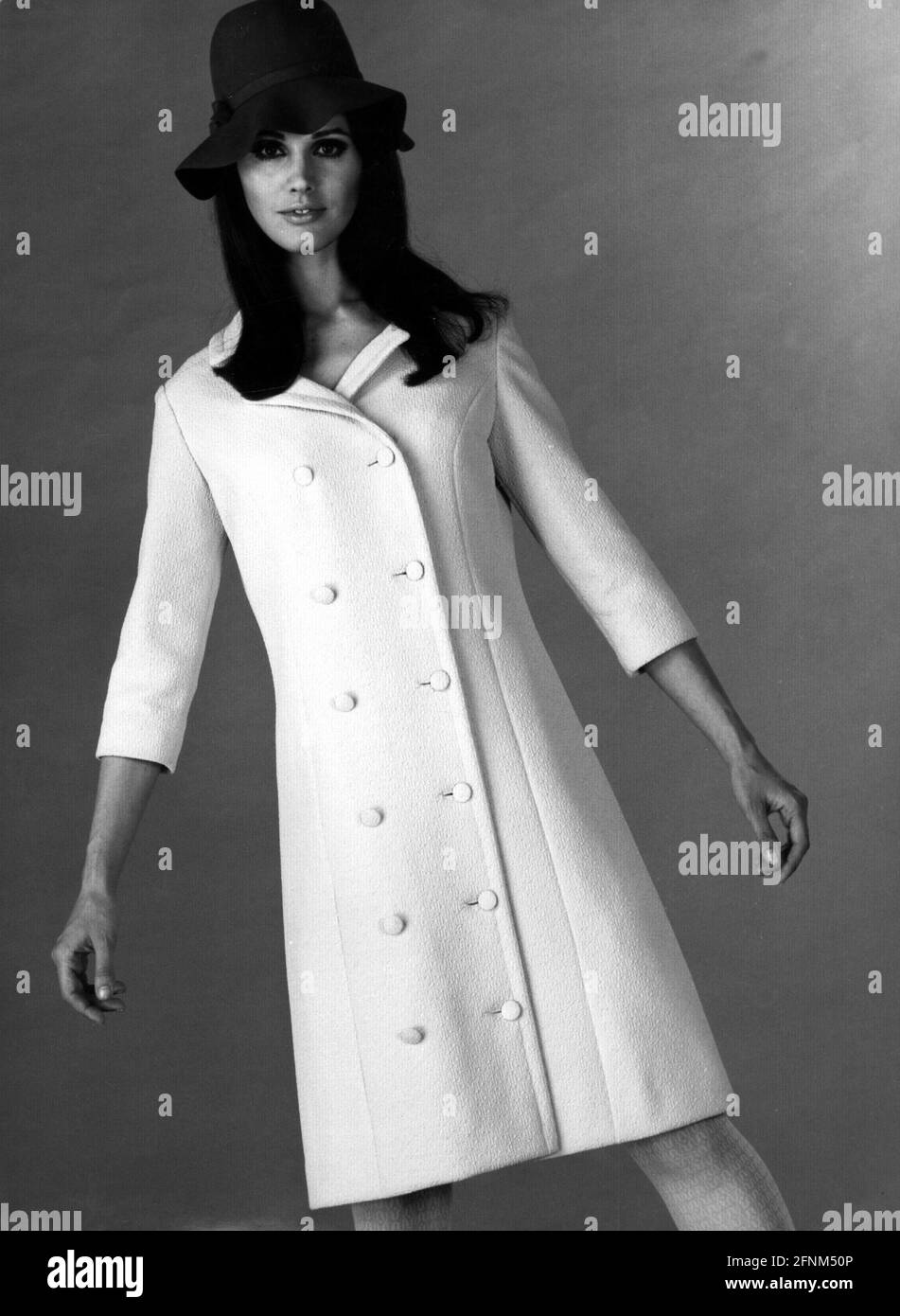 Mode, 70er Jahre, Damenmode, Frau mit Mantel und Hut, ZUSÄTZLICHE-RIGHTS-CLEARANCE-INFO-NOT-AVAILABLE Stockfoto