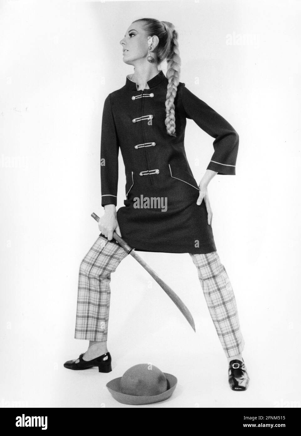 Mode, 70er Jahre, Damenmode, Frau in karierter Hose, Kurzmantel, Herbstkollektion, ZUSÄTZLICHE-RIGHTS-CLEARANCE-INFO-NOT-AVAILABLE Stockfoto