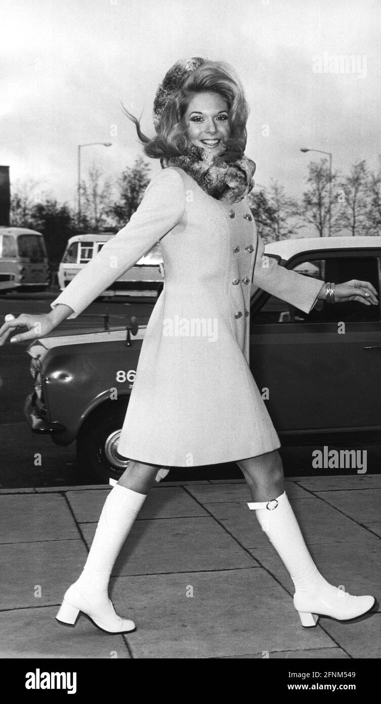 Mode, 70er Jahre, Damenmode, Modell in Kurzmantel und Stiefeln, Winterkollektion, 1970, ZUSÄTZLICHE-RIGHTS-CLEARANCE-INFO-NOT-AVAILABLE Stockfoto
