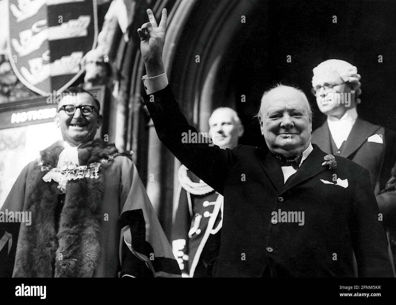 Churchill, Sir Winston 30.11.1874 - 24.1.1965, britischer Politiker, halbe Länge, Dover, 15.8.1951, ADDITIONAL-RIGHTS-CLEARANCE-INFO-NOT-AVAILABLE Stockfoto