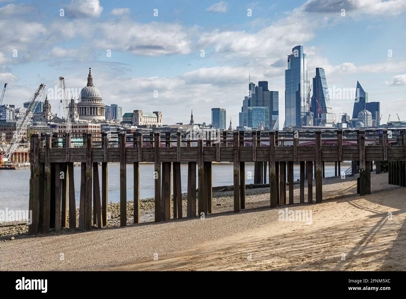 Die Skyline von London vom leeren Ufer am Südufer der Themse aus gesehen, mit der modernen Architektur hinter der Waterloo Bridge Stockfoto