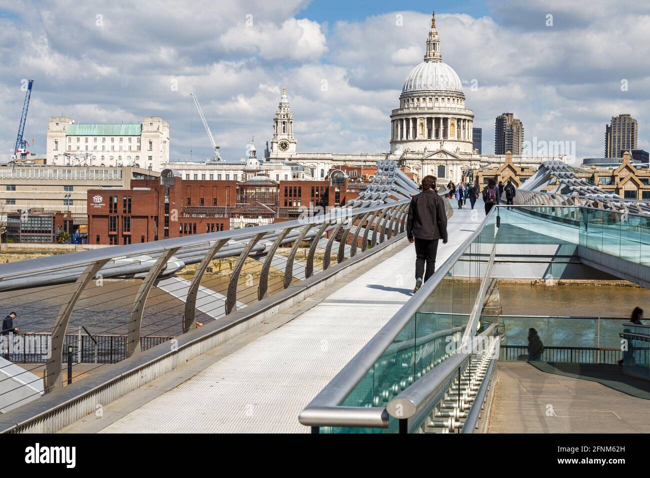 Blick auf die St Paul's Cathedral und die Millennium Bridge vom Queens Walk am Südufer der Themse, nach der COVID Pandemic Lock down Stockfoto