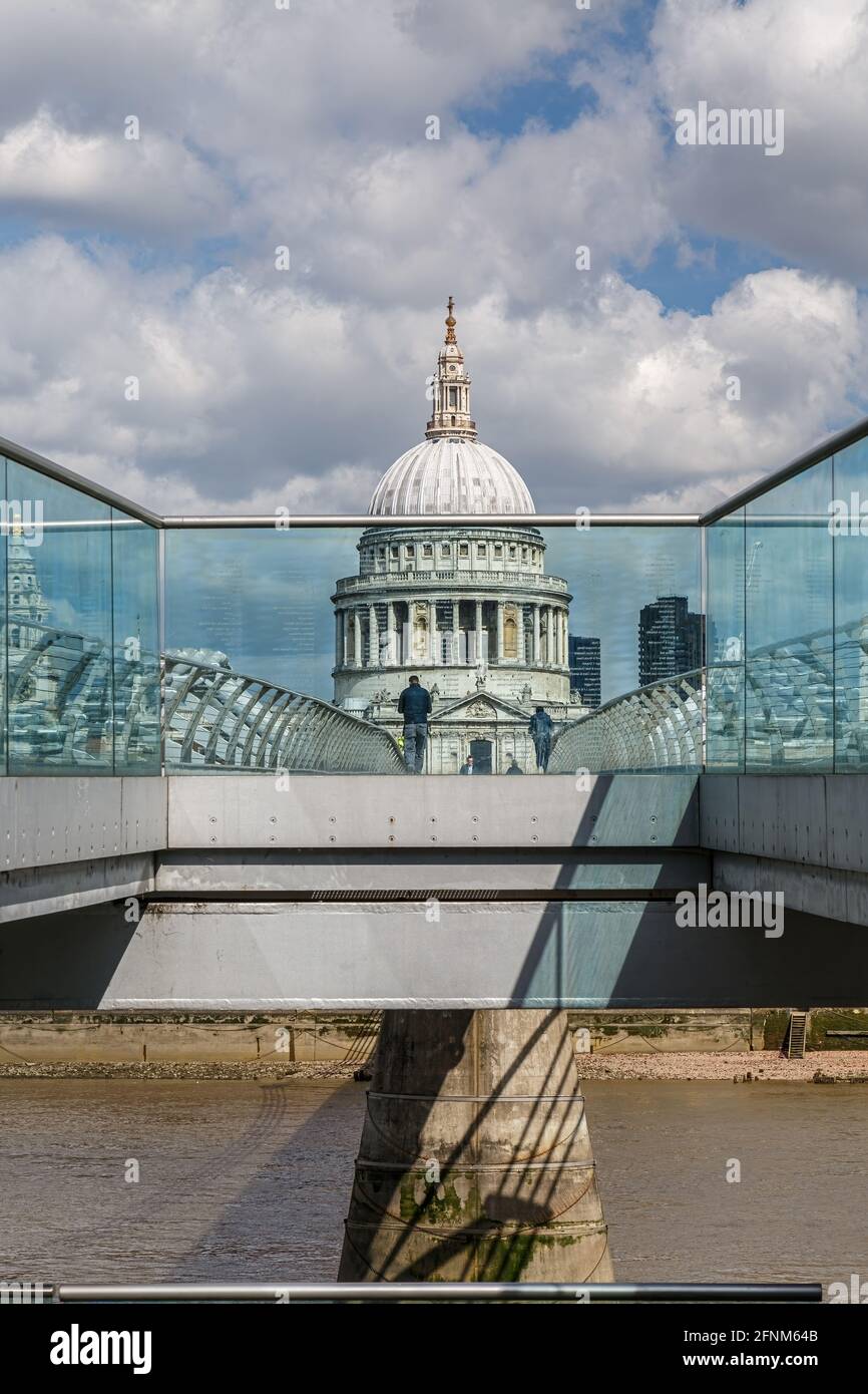 Blick auf die St Paul's Cathedral und die Millennium Bridge vom Queens Walk am Südufer der Themse, nach der COVID Pandemic Lock down Stockfoto