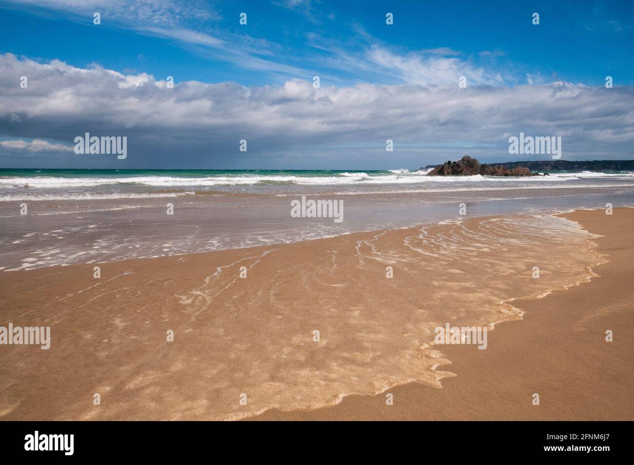 Saint Pabu Sandstrand bei Ebbe in der Nähe von Barneville-carteret, Cote d'Armor (22), Bretagne, Frankreich Stockfoto