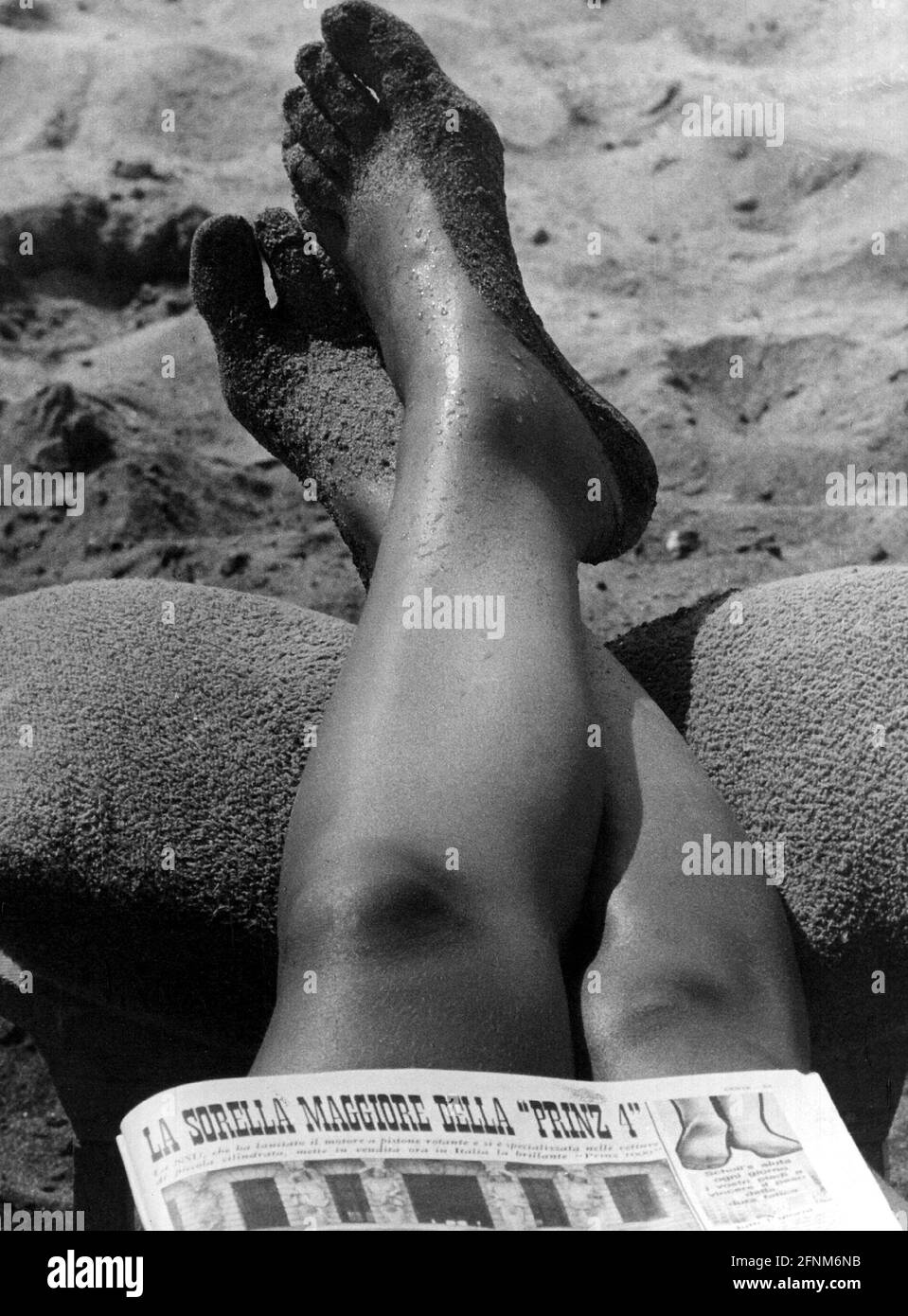 Tourismus, Strandleben, Beine im Sand, Italien, Anfang der 1970er Jahre, ADDITIONAL-RIGHTS-CLEARANCE-INFO-NOT-AVAILABLE Stockfoto