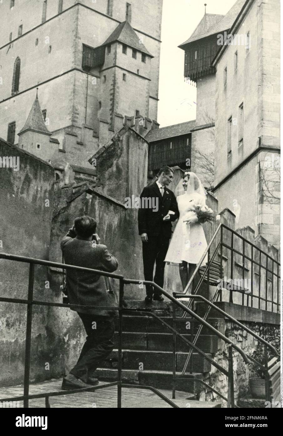 Personen, Hochzeit, Brautpaar, das nach der Trauung fotografiert wird, Schloss Karlstejn, ZUSÄTZLICHE-RIGHTS-CLEARANCE-INFO-NOT-AVAILABLE Stockfoto
