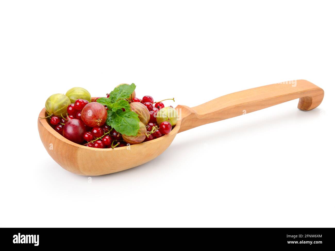 Frische Stachelbeeren und Johannisbeeren in Holzlöffel isoliert auf weiß Hintergrund Stockfoto