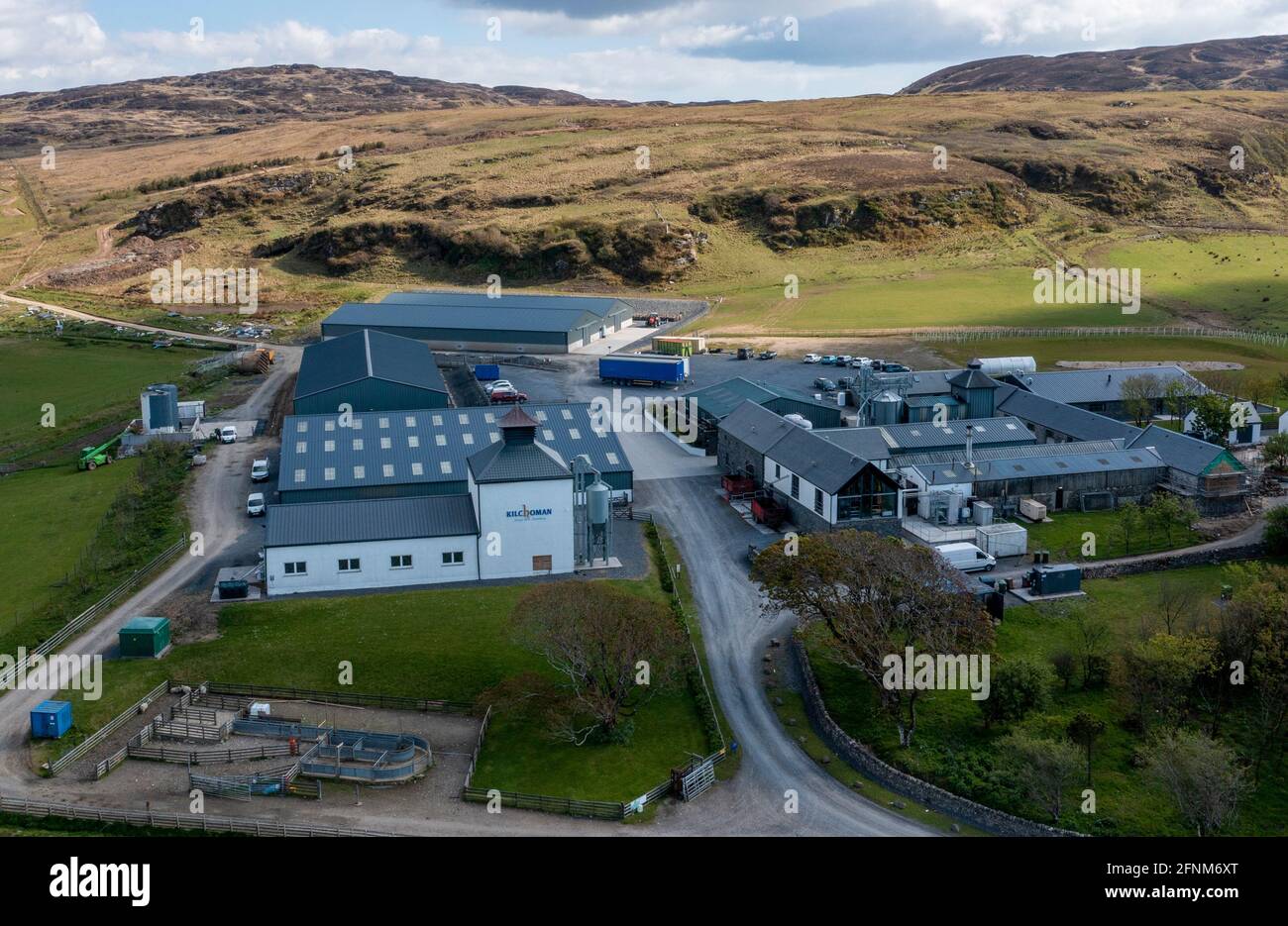 Blick auf die Kilchoman Farm Distillery, Rockside Farm, Islay, Inner Hebrides, Schottland. Kilchoman war die erste Destillerie, die seit 120 Jahren auf Islay gebaut wurde. Stockfoto