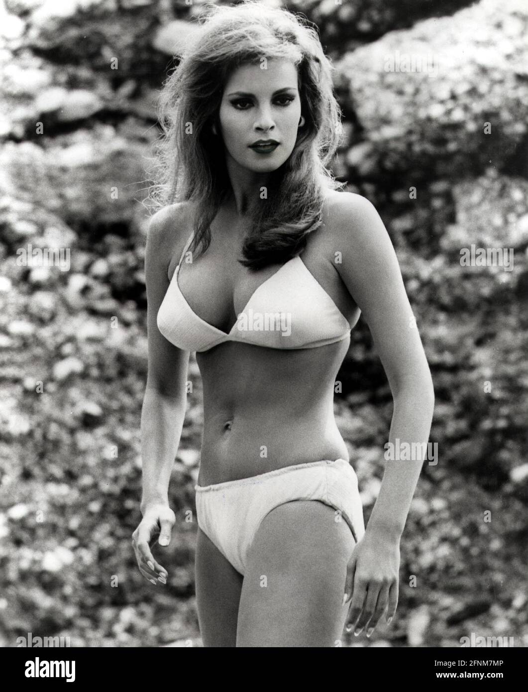 Welch, Raquel, * 5.9.1940, amerikanische Schauspielerin, halbe Länge, Bikini, 1967, 60er, 60er, 60er, Mode, ADDITIONAL-RIGHTS-CLEARANCE-INFO-NOT-AVAILABLE Stockfoto