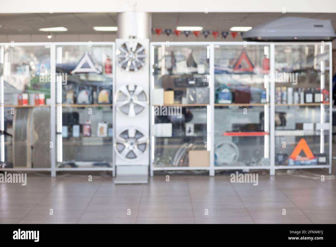 Autoshop. Original Ersatzteile und Zubehör für moderne Autos. Thematisch verschwommener Hintergrund mit Bokeh-Effekt. Stockfoto