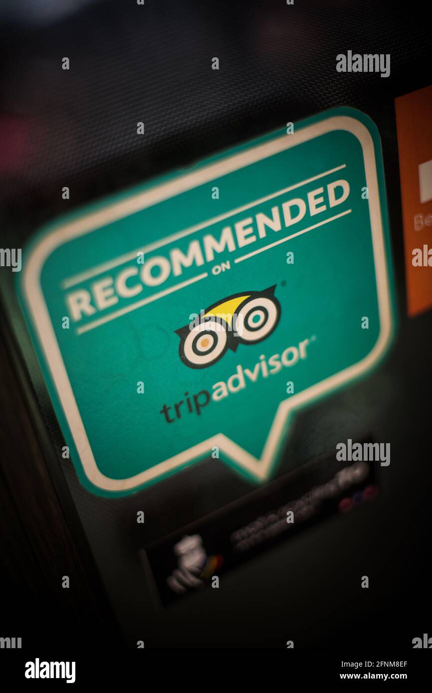 Bukarest, RUMÄNIEN - 18. Mai 2021: Illustrative redaktionelle Abbildung eines von Tripadvisor empfohlenen Aufklebers an der Tür eines Pubs. Stockfoto