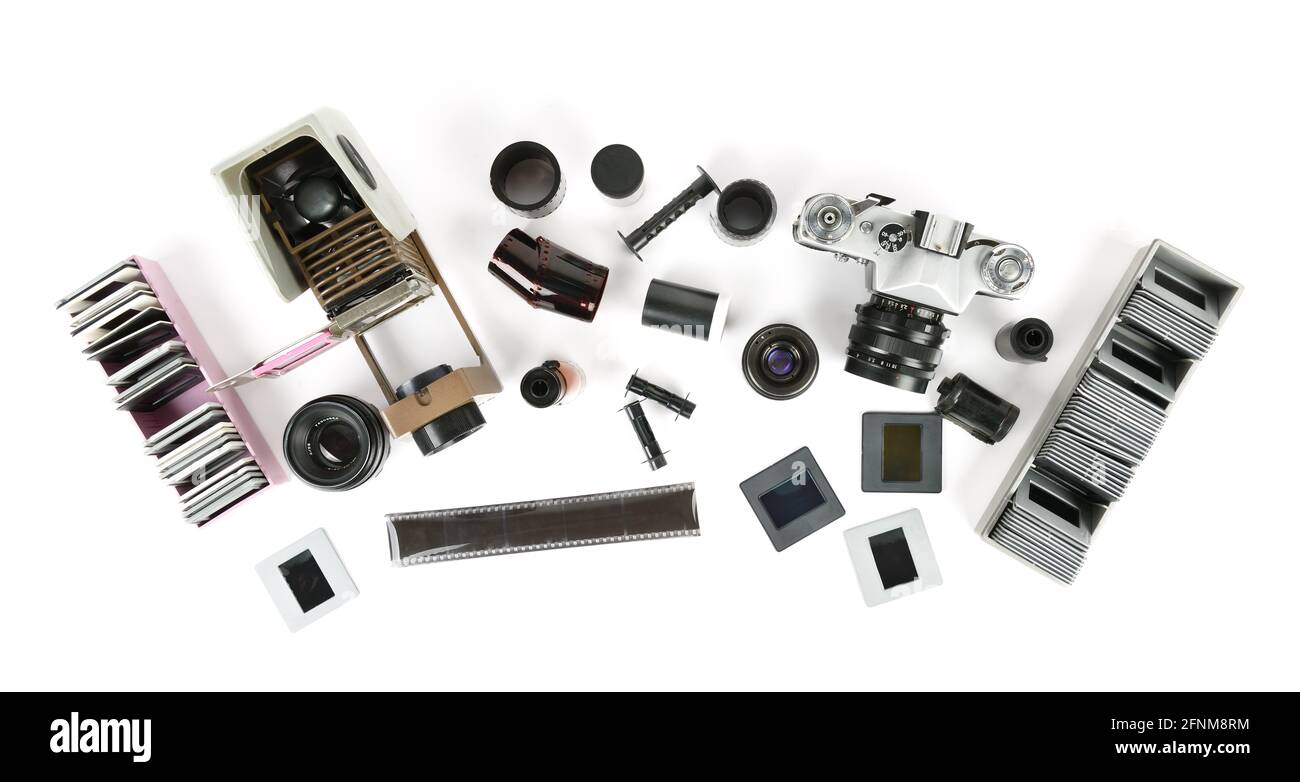 Retro Kamera und Projektor mit Zubehör isoliert auf Weiss. Ansicht von oben Stockfoto