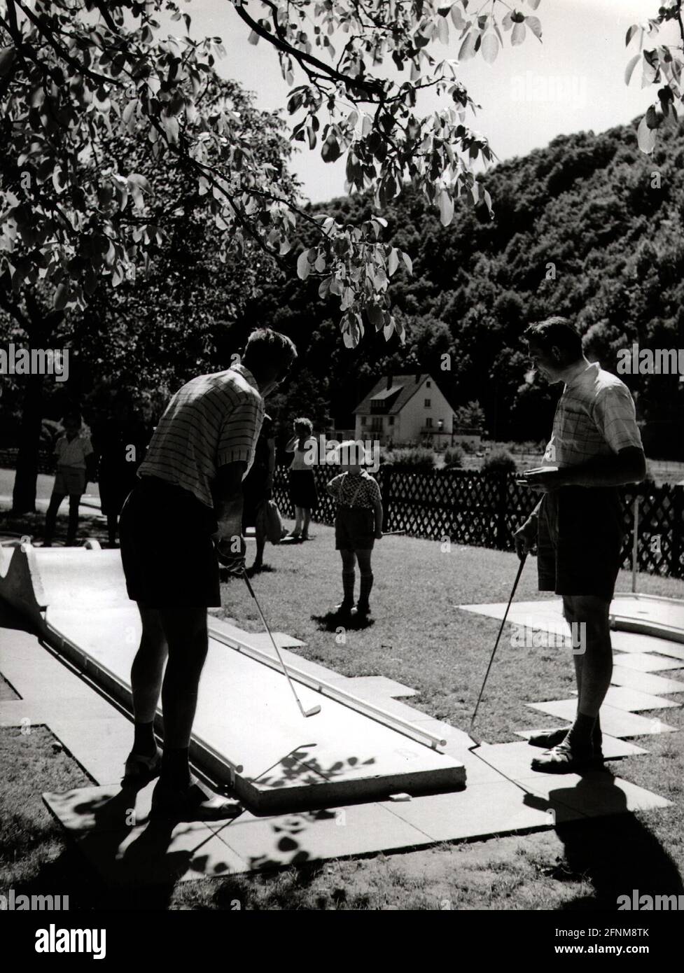Spiele, Minigolf, Männer spielen Minigolf, um 1950/1960, 20. Jahrhundert, historisch, historisch, ZUSÄTZLICHE-RIGHTS-CLEARANCE-INFO-NOT-AVAILABLE Stockfoto