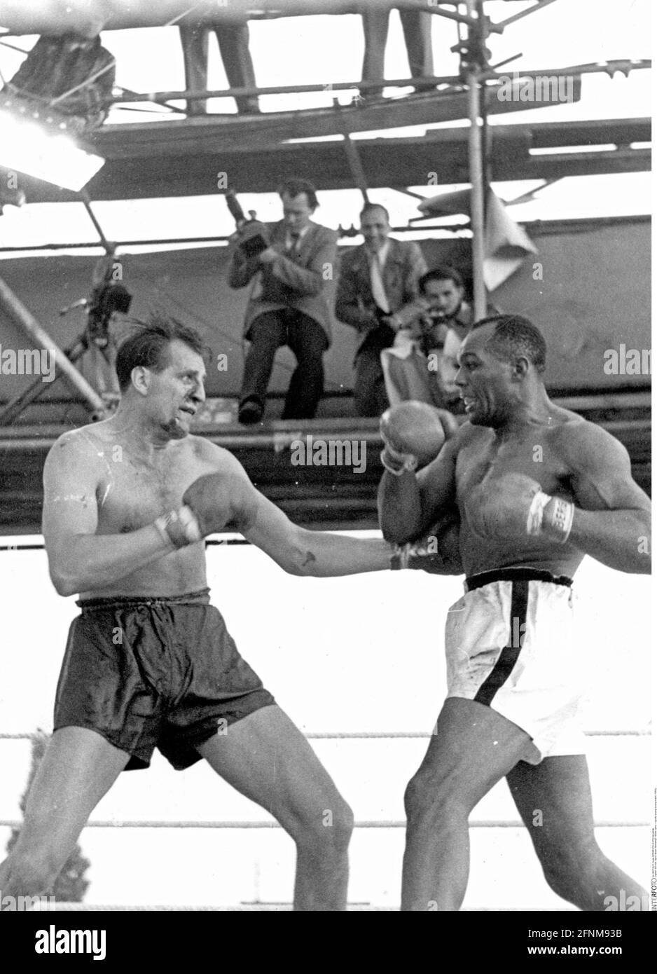 Sport, Boxen, Boxkampf, 50er Jahre, ZUSÄTZLICHE-RIGHTS-CLEARANCE-INFO-NOT-AVAILABLE Stockfoto