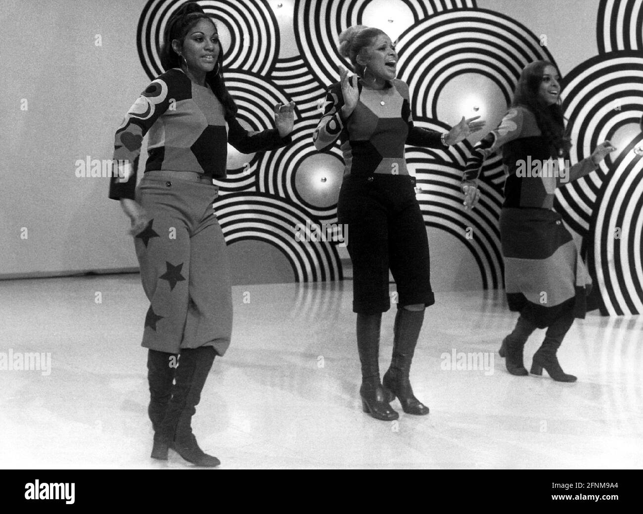 Musik, Pop, weibliche Tänzer, die zu Disco-Musik tanzen, 1970er Jahre, ZUSÄTZLICHE-RIGHTS-CLEARANCE-INFO-NOT-AVAILABLE Stockfoto
